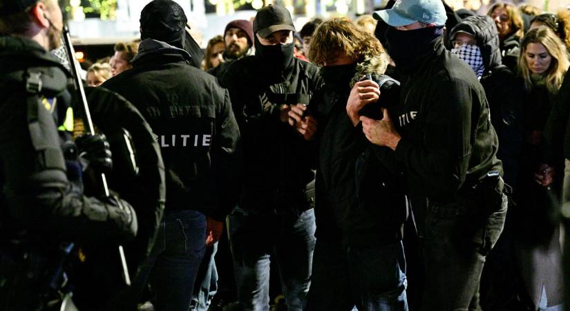 Fiatalok tüntettek a városukba telepített migránsok ellen: így verte meg őket a rendőrség