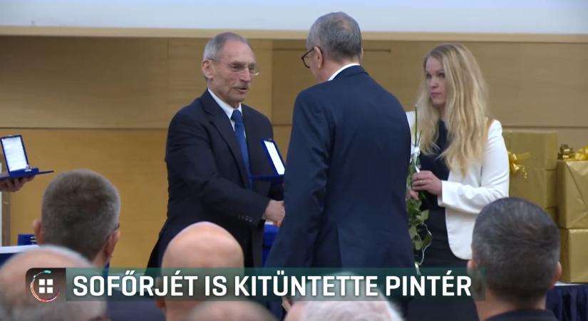 Sofőrjét is kitüntette Pintér Sándor – a leköszönő belügyminiszter nemcsak rendészeti dolgozókat ismert el