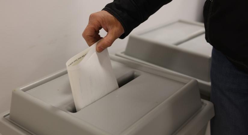 Időközi választást kell tartani Sárváron, ahol a független Magyar Péter is indult