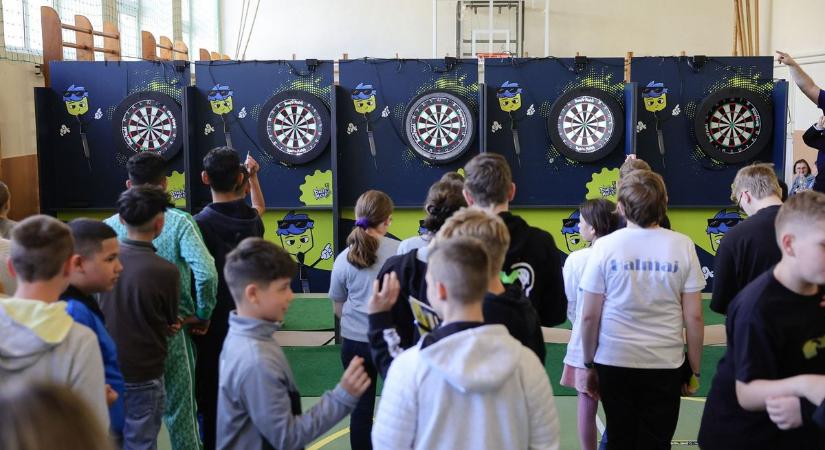 Matek, ami nem unalmas: így robbant be a darts verseny Egerben