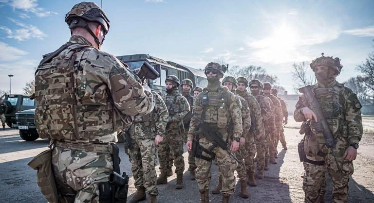 Húsz helyszínen maradnak katonák a kritikus infrastruktúra védelmében