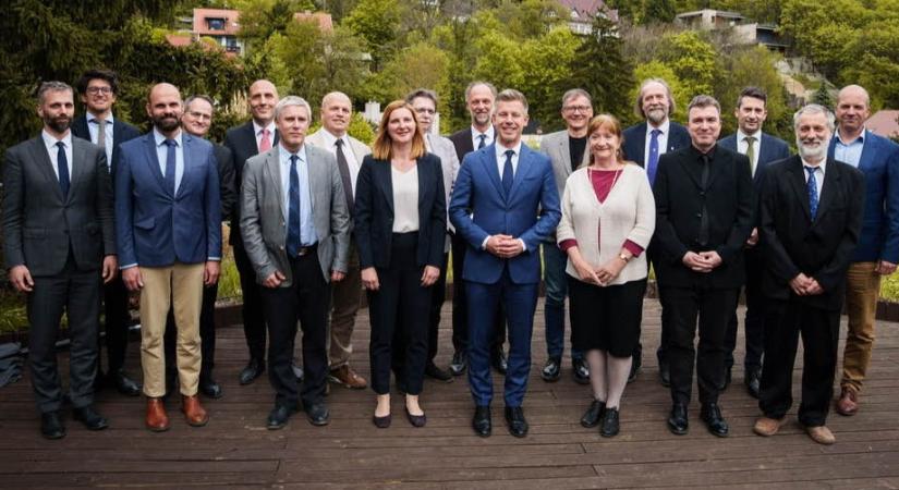 „A diákok óraszámát csökkenteni kell” – ilyen volt a Magyar Péter és az igazgatók közti egyeztetés