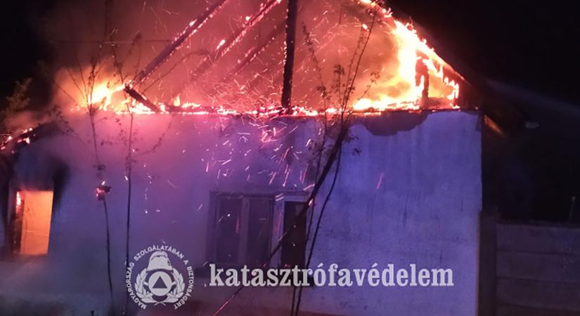 Pillanatok alatt pokollá vált az éjszaka – lakhatatlanná vált a lakóház