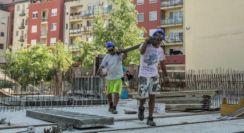 Kegyetlen szigorítás a szomszédban: előre le kell tenni az asztalra a cégeknek a külföldi munkavállalóik kitoloncolásának költségeit
