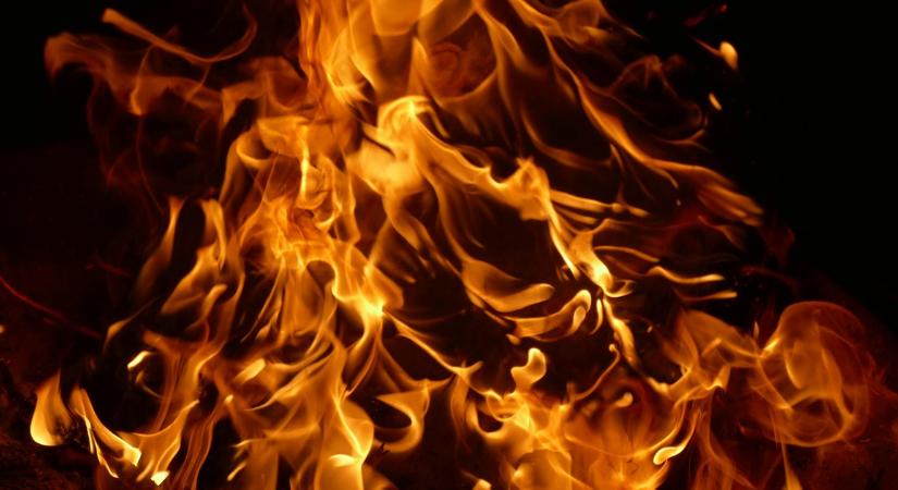 Hatalmas lángokkal égett a hulladék Kecskeméten – videón az óriási tűz