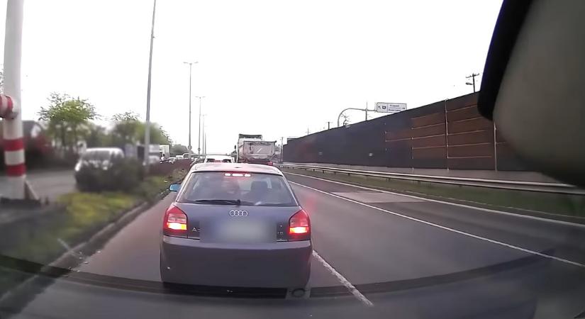 Villogott, büntetőfékezett, ütközés lett belőle, majd menekült az audis a Nagykőrösi úton