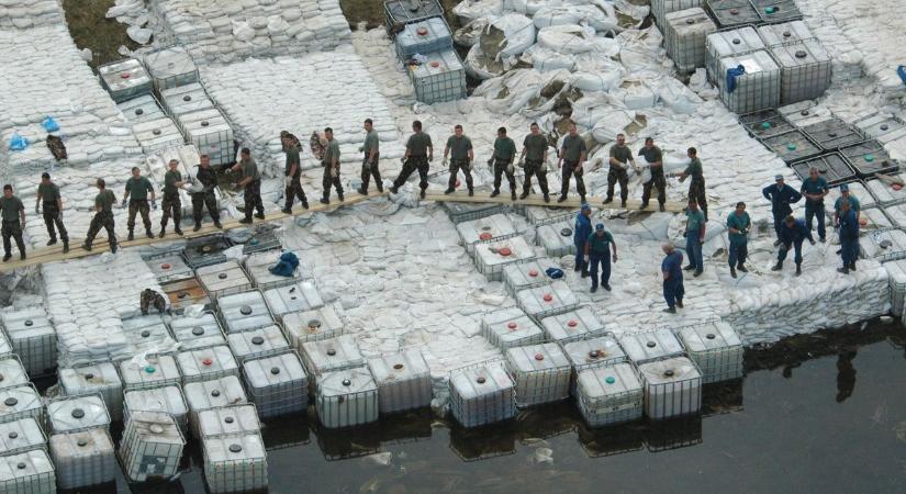 Kavicshegyek és katonai beavatkozás: így mentették meg Szelevényt a gátszakadástól 2006 tavaszán – galériával