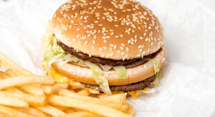 Vége az olcsó sajtburgernek? Árat emel a McDonald's az iráni háború miatt