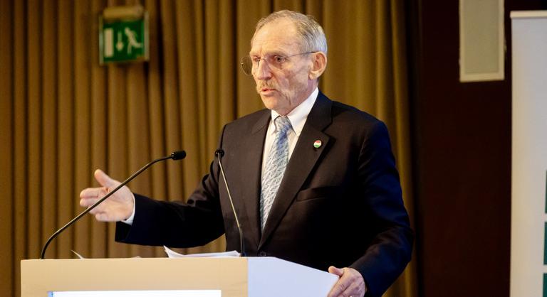 Saját sofőrjét is kitüntette Pintér Sándor