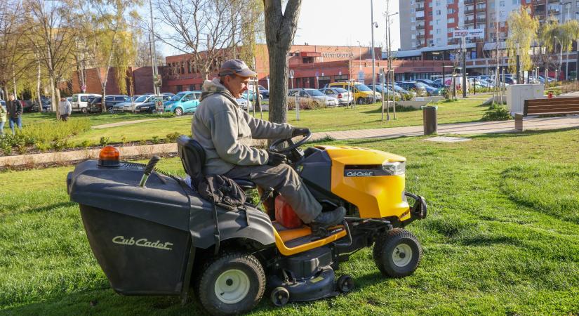 Folyamatos a fűnyírás Győr közterületein