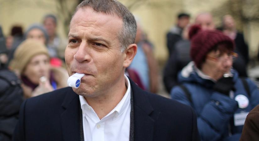 Juhász Péter megreccsent: szerinte a gödi akkugyárban darálják le a minisztériumi iratokat