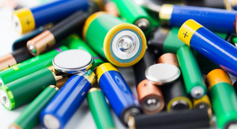 Semmi nem kell hozzá: ez a zseniális trükk másodpercek alatt deríti ki, lemerült-e egy elem