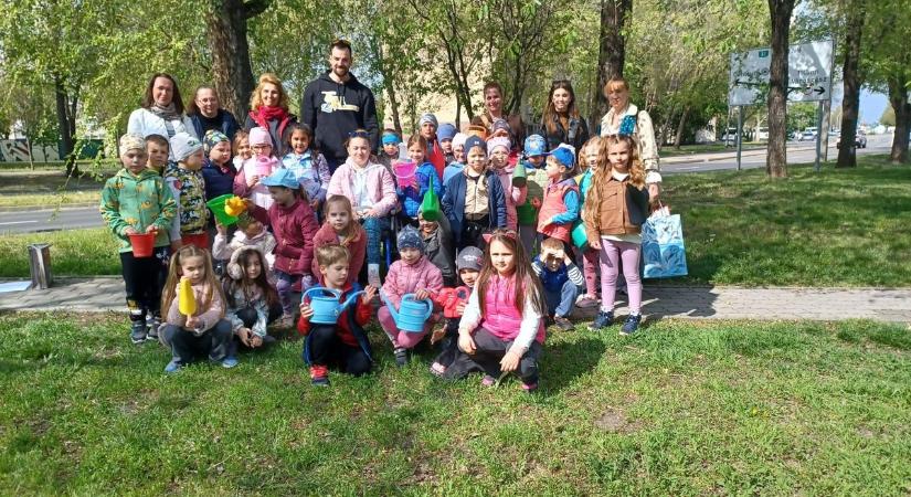 Kicsi kezek enyhítették a nagy fák szomját: a Várkonyi téri fákat locsolták meg az ovisok – galériával