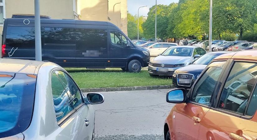 Minden négyzetméteren autók állnak - ilyen az élet a lezárt parkolók árnyékában (fotók)