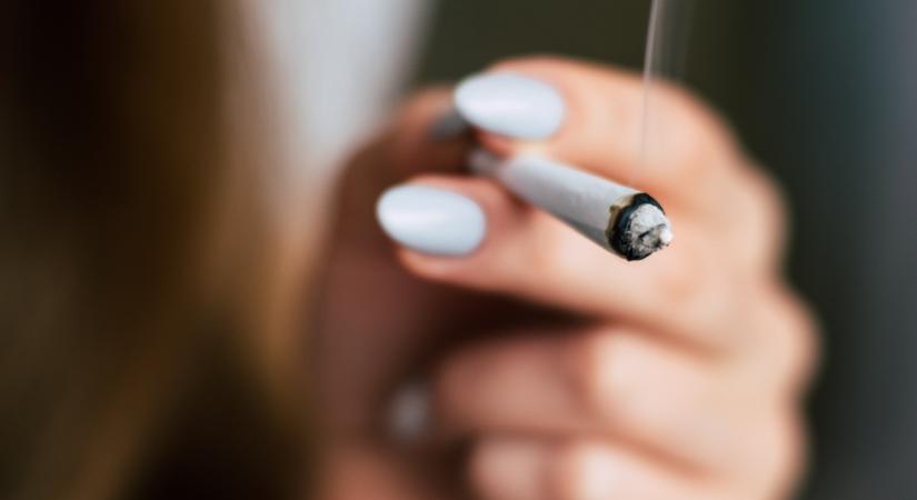 Jönnek a füstmentes generációk – már törvény tiltja meg a dohányzást a brit fiataloknak