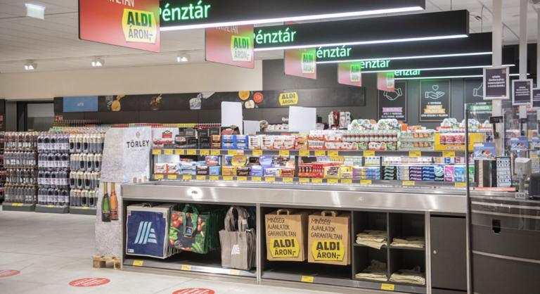 A forint erősödése már a boltok polcain is érezhető, árcsökkentést jelentett be az egyik legnagyobb áruházlánc