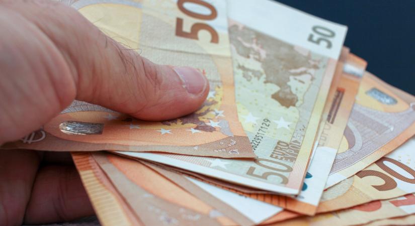 Olcsó eurót ígért, csúnyán átverte az embereket: több városban szedte áldozatait a csaló