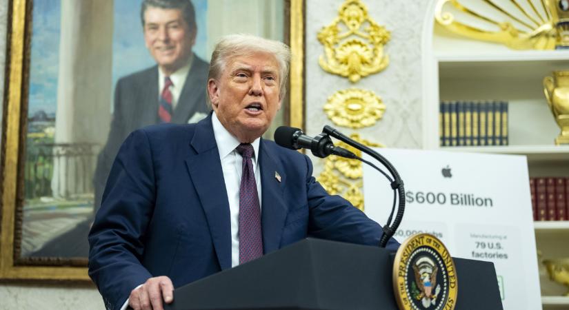 Donald Trump a brit uralkodó látogatásában látja a „kiutat”