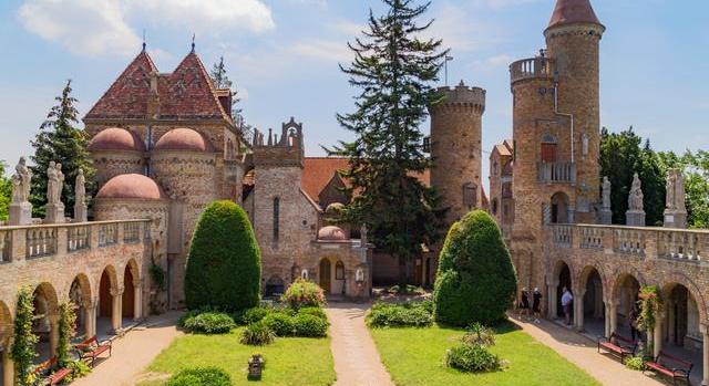 40 év alatt építette meg saját várát: feleségével írt történelmet a magyar szobrászművész