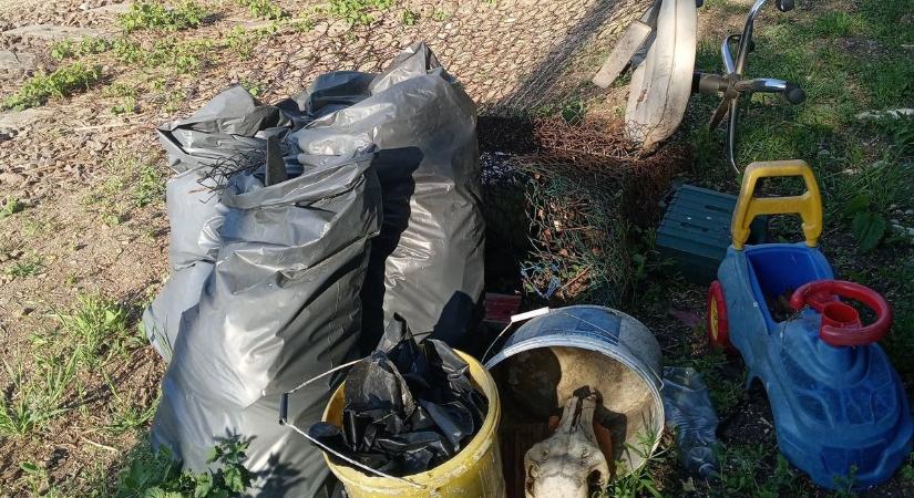 Tik-tak: 48 órát kapott az illegális hulladék eltüntetésére a szarvaskői szemetelő