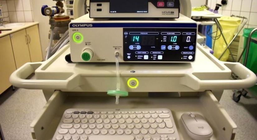 Csúcstechnológia a sebészetben: a betegeknek fontos a bakonyi kórház új műtéti eszköze
