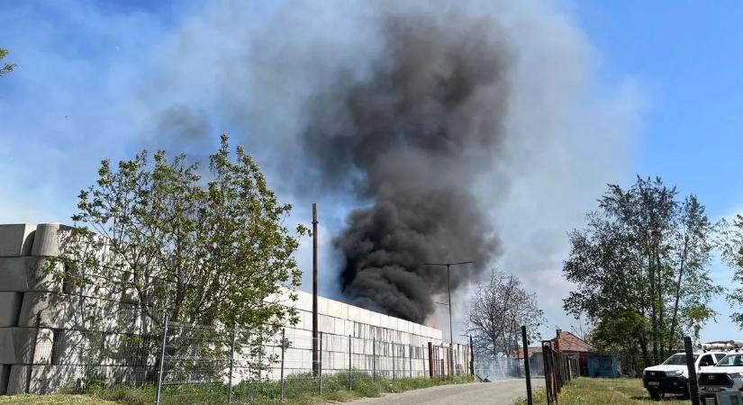 Füstbe borult Kecskemét, tűz ütött ki a hulladékfeldolgozóban – videó