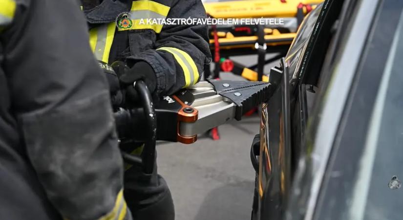 Feszítővágóval küzdöttek egy emberért Budapesten - drámai videó