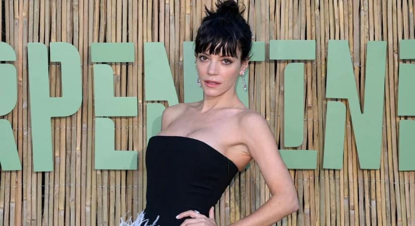 Meztelen mellkasát mutatja az énekesnő, csupasz testét csak egy csipkés köntös takarja