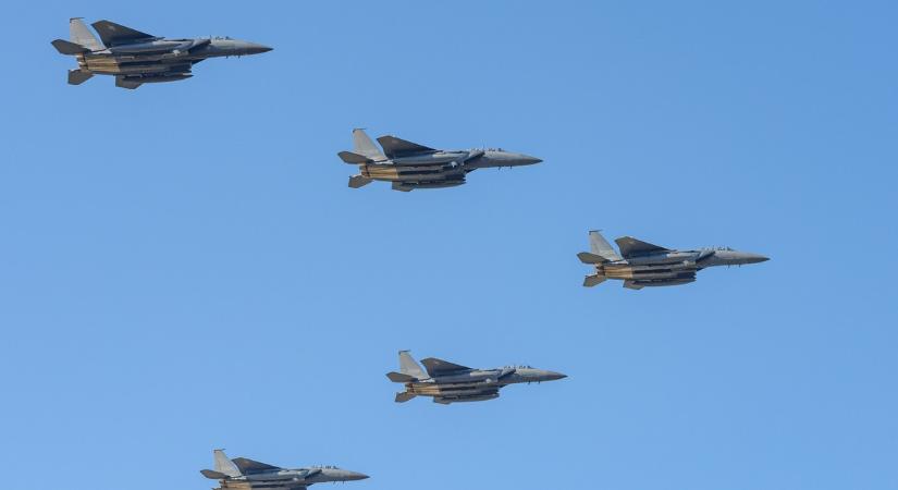 Szelfizés miatt ütközhetett két repülő Dél-Koreában: bocsánatot kért a légierő