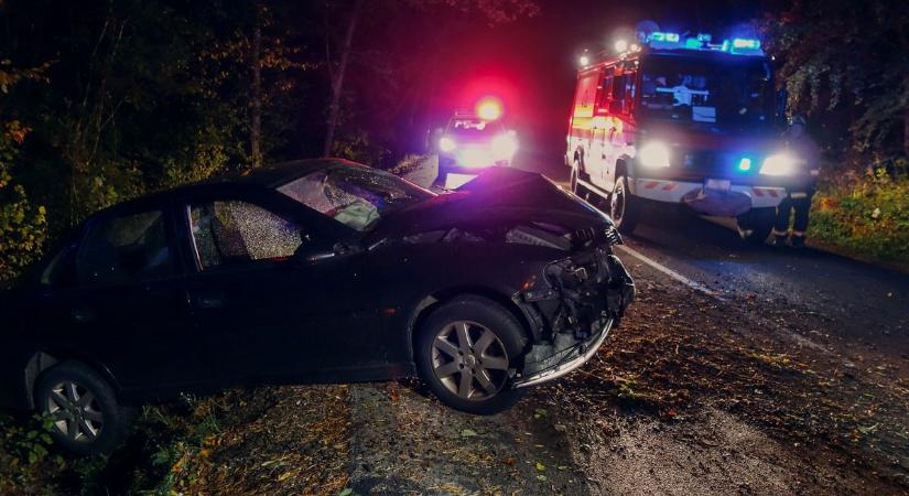 Felborult autó Csombárdon, teljes útzár a helyszínen