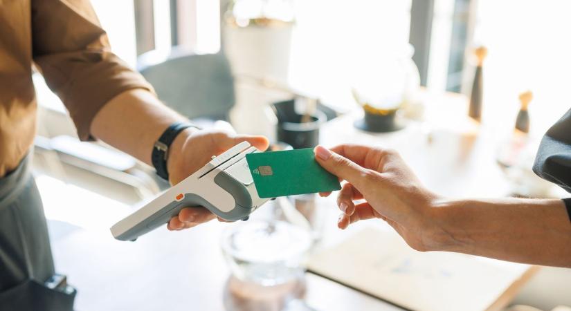 Kérik a bankkártyát és a személyes iratokat - mindenkihez házhoz jönnek