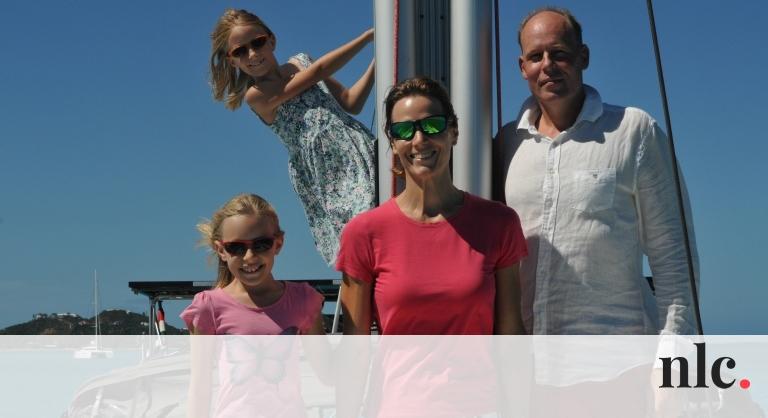 Vitorláshajóval kerüli meg a Földet egy magyar család
