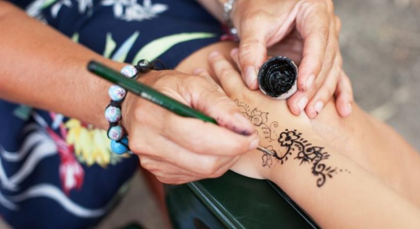 Hennát csináltatott a kislánynak a család a nyaraláson: aztán jött a rémálom