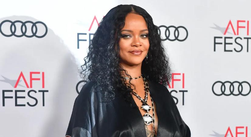 Rihanna szexi tangában villogtatja a fenekét