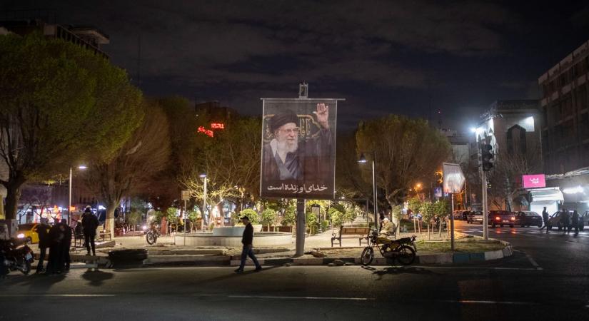 Lehet, hogy most dől el a világ sorsa: Teherán felett légvédelmi rendszerek léptek működésbe, teljes a pánik – ugrik az olajár