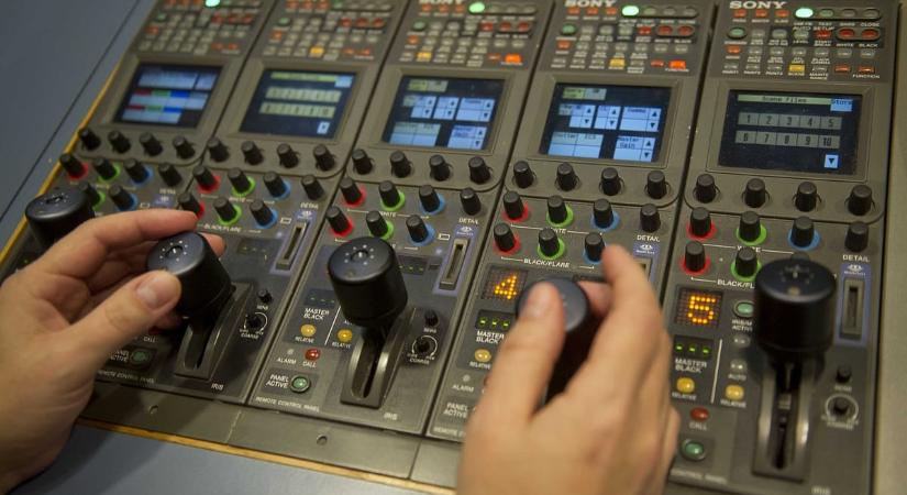 Orbán Viktor aláírta, mégsem tér vissza a reklámadó júliustól