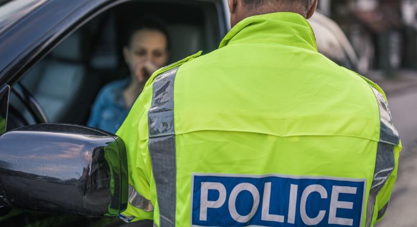 Ezt kevesen tudják! Megbüntethet a rendőr, ha ez a két alapvető dolog nincs az autódban