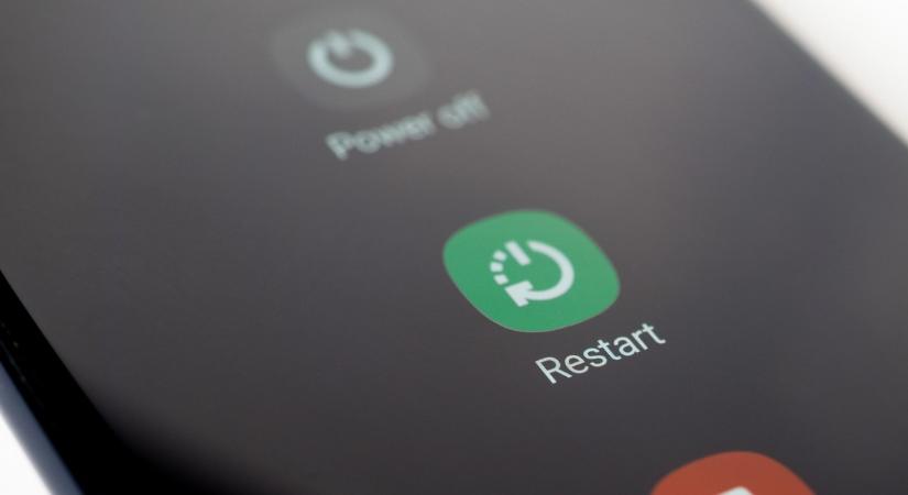 A szakértő elárulta: ilyenkor indítsd újra a telefonod, hogy hosszú életű legyen