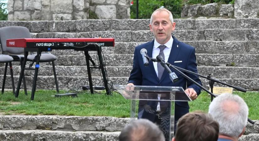 Saját maga feloszlatását kezdeményezi a zebegényi önkormányzat a haláltökös polgármester miatt