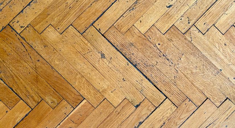 Egy háromperces módszer a karcos parketták helyrehozásához: csak két dologra lesz szüksége a konyhából