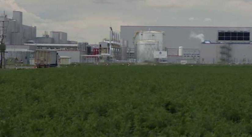 Vizsgálatot indított a kormányhivatal, miután tűz ütött ki az iváncsai akkugyárban