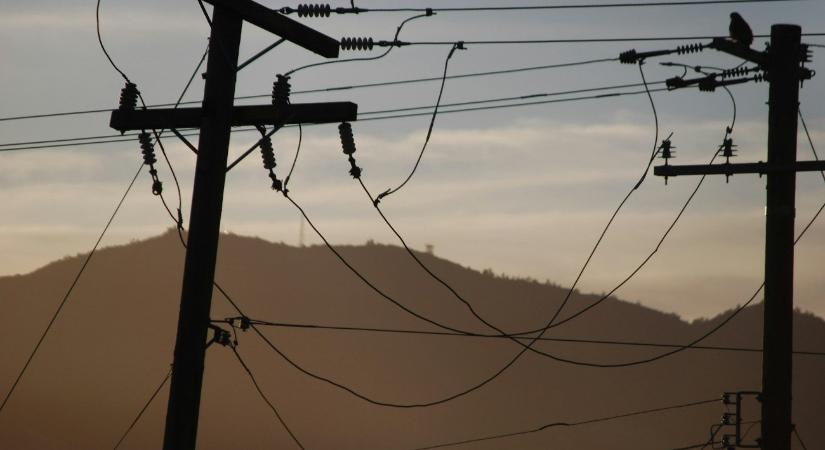 Villanyvezetékbe akadt és lezuhant egy kisrepülő – videó