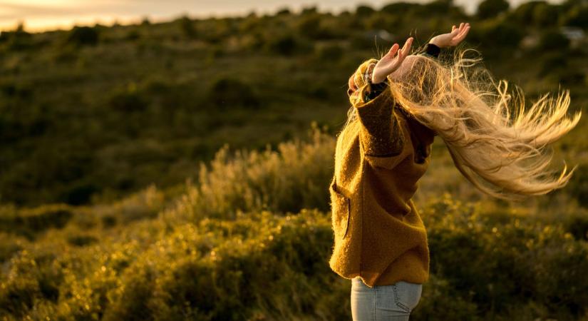 Szél tépi szét a felhőket Veszprém felett, de nem mindenhol marad száraz az idő