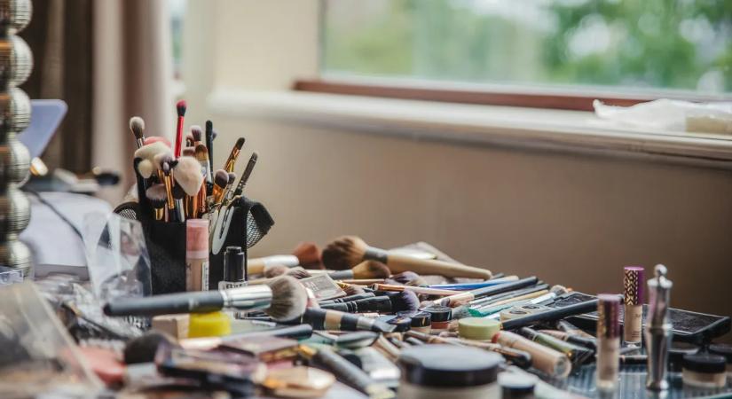 Szexjátékokkal és sminkkel aláztak meg egy eszméletlen férfit