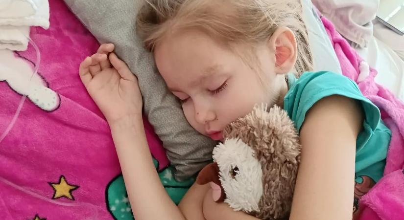 „Segítsünk, hogy Zsófi újra felhőtlen kislány lehessen!” – megható összefogás indult a miskolci iskolában a 8 éves leukémiás Zsófiért