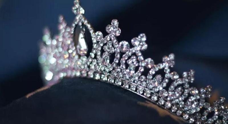 Szörnyethalt a szépségkirálynő, rejtélyes módon kiesett az ablakon