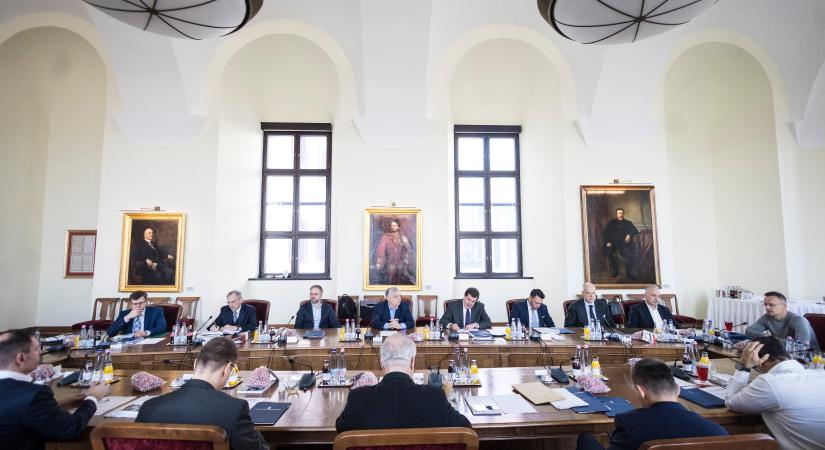 Már be volt árazva, mégis kihátrált az Orbán-kormány a reklámadóból