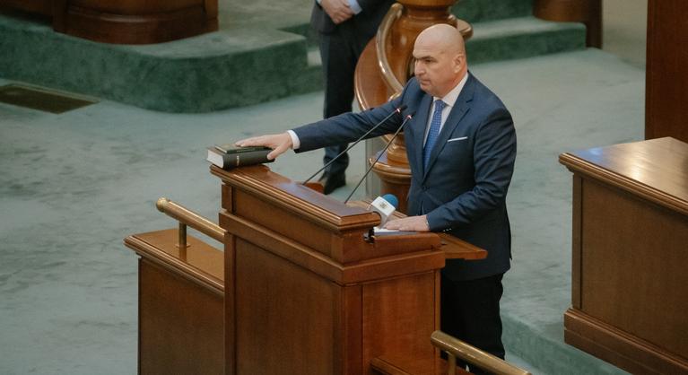 Tömeges lemondás rázta meg Románia kormányát, alkotmányos vita indult