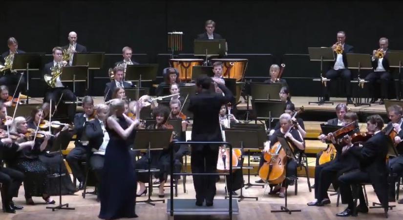 Videón, ahogy a karmester véletlenül kiveri a szólista kezéből a több százmilliós hegedűt