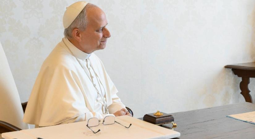 Súlyos szavak a repülőn – Folytatja Ferenc pápa hagyományát XIV. Leó